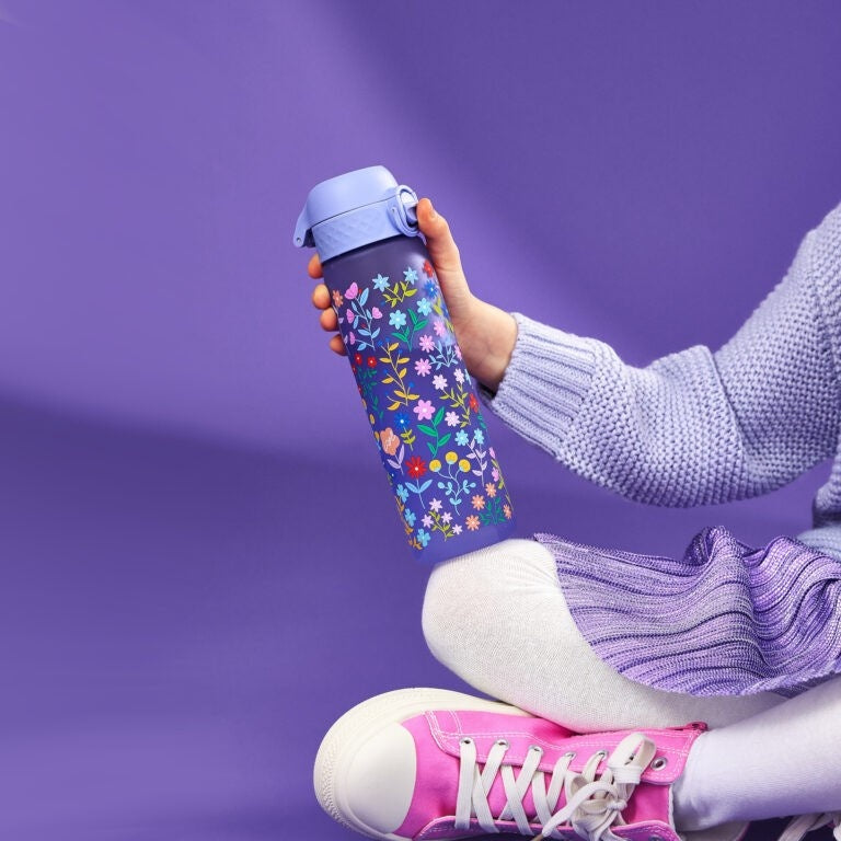 ION8 Slim Delicate Floral 0,5 l – lekka butelka z trwałego tworzywa odpornego na zapachy