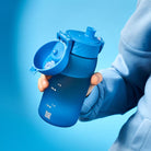 Bidon dla dzieci Ion8 Pod Blue 350 ml – szczelny, lekki i otwierany na klik. Kolor: niebieski