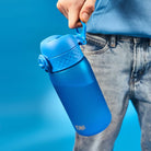 Bidon dla dzieci Ion8 Pod Blue 350 ml – szczelny, lekki i otwierany na klik. Kolor: niebieski