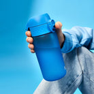 Bidon dla dzieci Ion8 Pod Blue 350 ml – szczelny, lekki i otwierany na klik. Kolor: niebieski