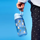 Bidon dla dzieci Ion8 Pod Bumble Bees 350 ml z pszczołami – szczelny, lekki i otwierany na klik. Kolor: niebieski