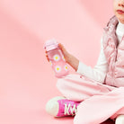 Bidon dla dzieci Ion8 Pod Daisy 350 ml ze stokrotkami– szczelny, lekki i otwierany na klik. Kolor: różowy