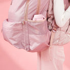 Bidon dla dzieci Ion8 Pod Daisy 350 ml ze stokrotkami– szczelny, lekki i otwierany na klik. Kolor: różowy