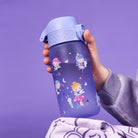 Bidon dla dzieci Ion8 Pod Fairies 350 ml z wróżkami – szczelny, lekki i otwierany na klik. Kolor: fioletowy