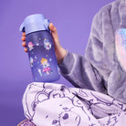 Bidon dla dzieci Ion8 Pod Fairies 350 ml z wróżkami – szczelny, lekki i otwierany na klik. Kolor: fioletowy
