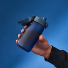 Bidon dla dzieci Ion8 Pod Navy 350 ml – szczelny, lekki i otwierany na klik