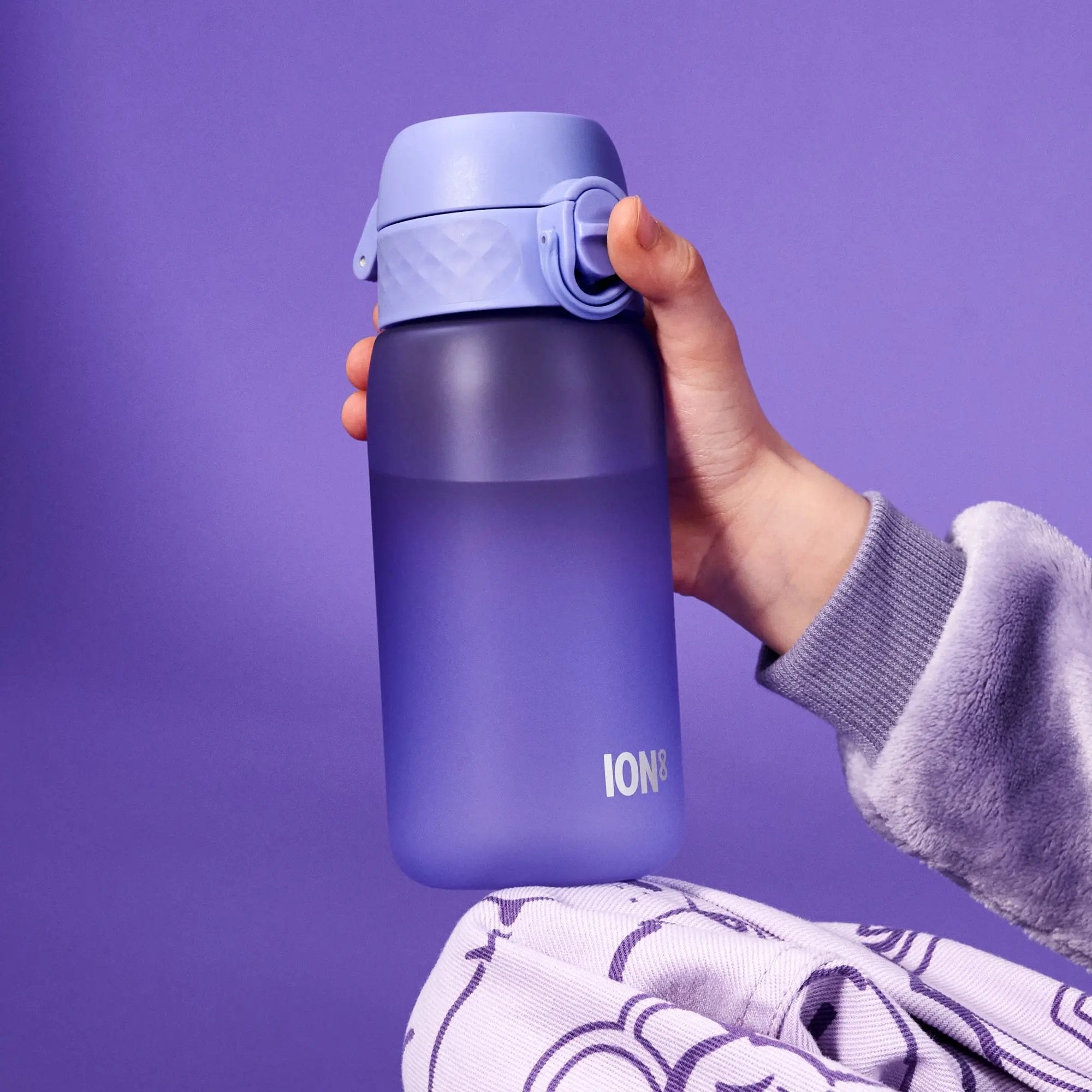 Bidon dla dzieci Ion8 Pod Playful Periwinkle 350 ml – szczelny, lekki i otwierany na klik