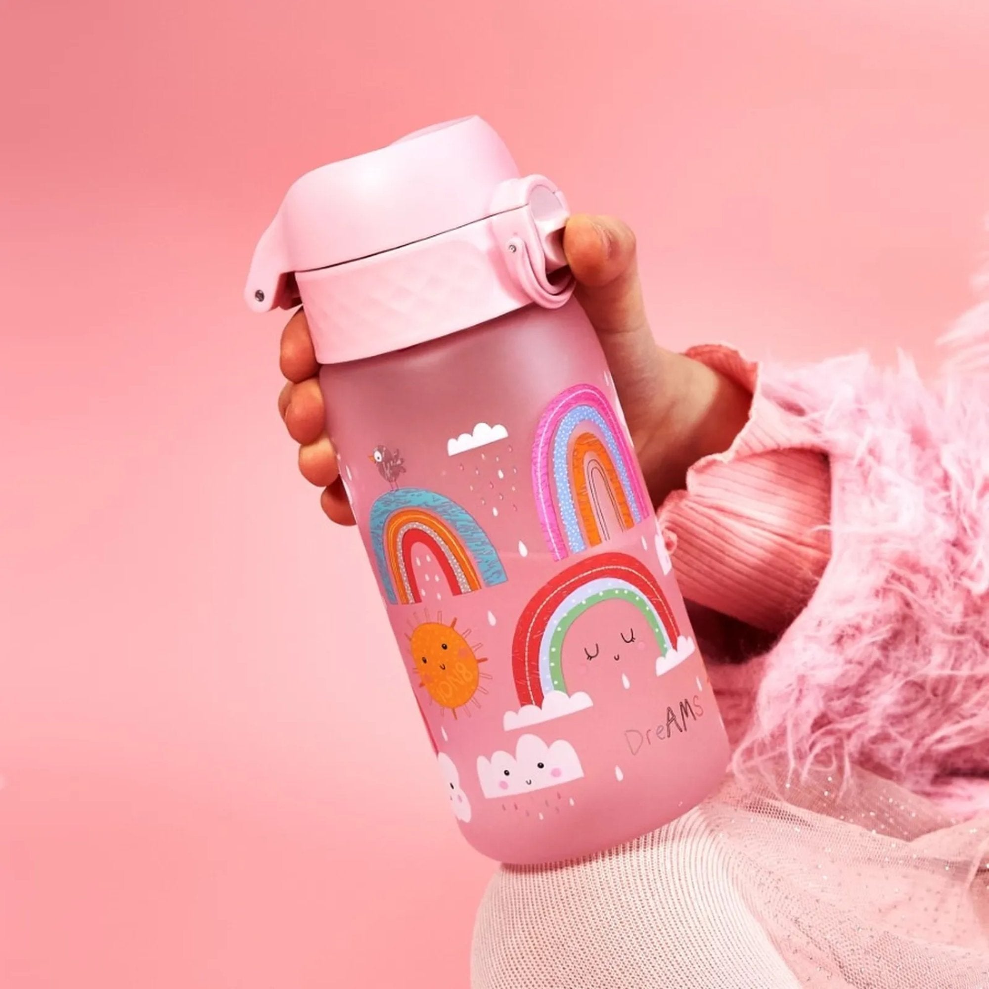 Bidon dla dzieci Ion8 Pod Rainbows 350 ml z tęczami – szczelny, lekki i otwierany na klik.
