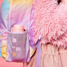 Bidon dla dzieci Ion8 Pod Rainbows 350 ml z tęczami – szczelny, lekki i otwierany na klik. Kolor: różowy