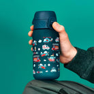 Bidon dla dzieci Ion8 Pod Rescue Vehicles 350 ml z pojazdami ratowniczymi – szczelny, lekki i otwierany na klik.
