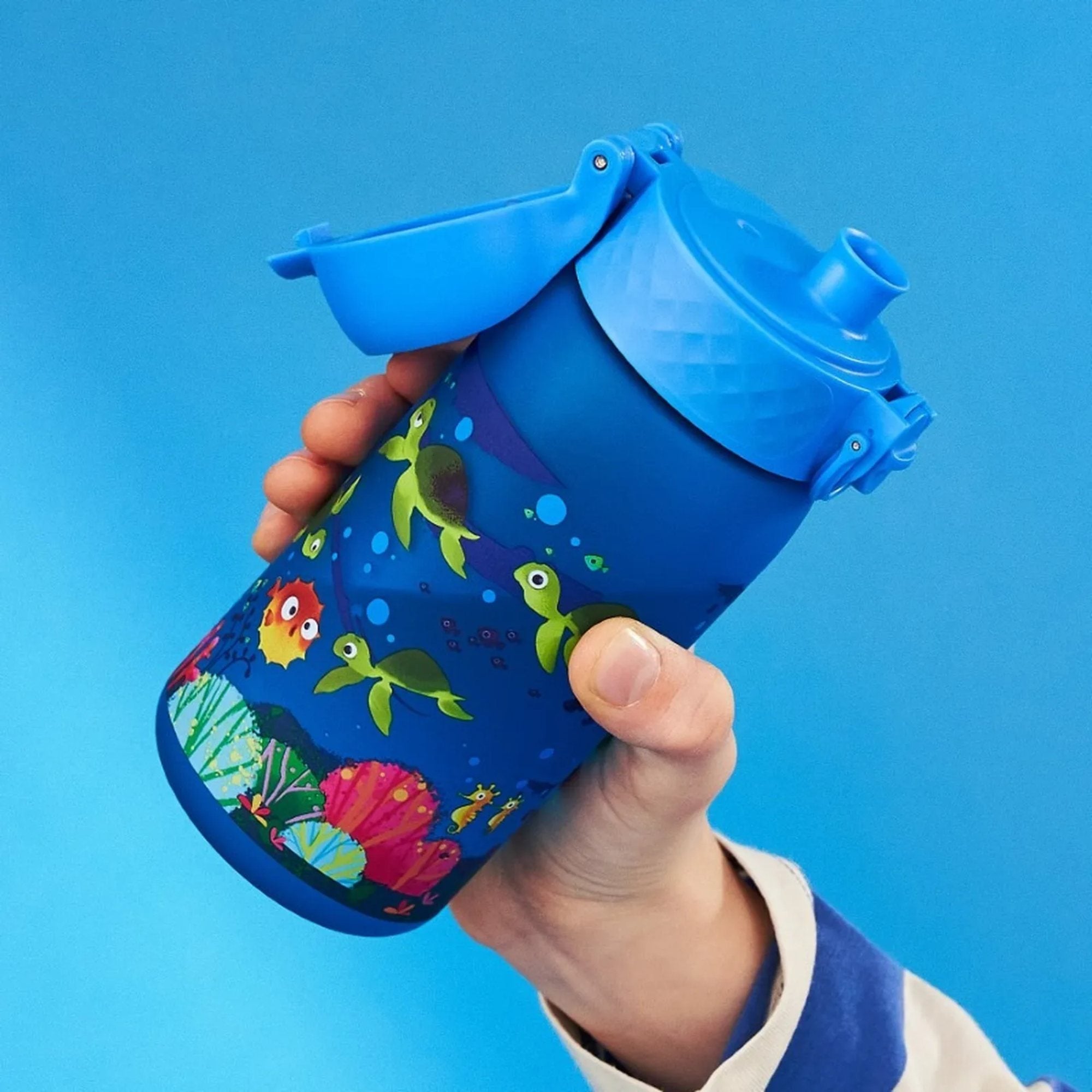 Bidon dla dzieci Ion8 Pod Sea Turtle 350 ml z żółwiami – szczelny, lekki i otwierany na klik.
