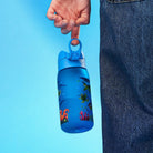 Bidon dla dzieci Ion8 Pod Sea Turtle 350 ml z żółwiami – szczelny, lekki i otwierany na klik.
