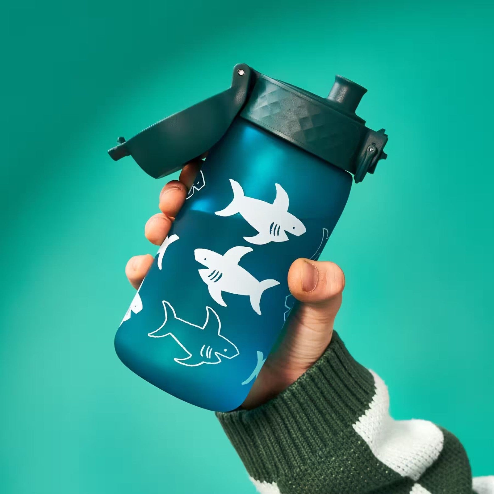 Bidon dla dzieci Ion8 Pod Shark 350 ml w rekiny – szczelny, lekki i otwierany na klik, kolor: zielony