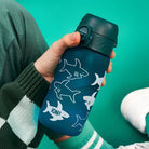 Bidon dla dzieci Ion8 Pod Shark 350 ml w rekiny – szczelny, lekki i otwierany na klik, kolor: zielony
