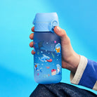 Bidon dla dzieci Ion8 Pod Shark 350 ml – szczelny, lekki i otwierany na klik