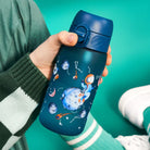 Bidon dla dzieci Ion8 Pod Space 350 ml – szczelny, lekki i otwierany na klik. Kolor: zielony