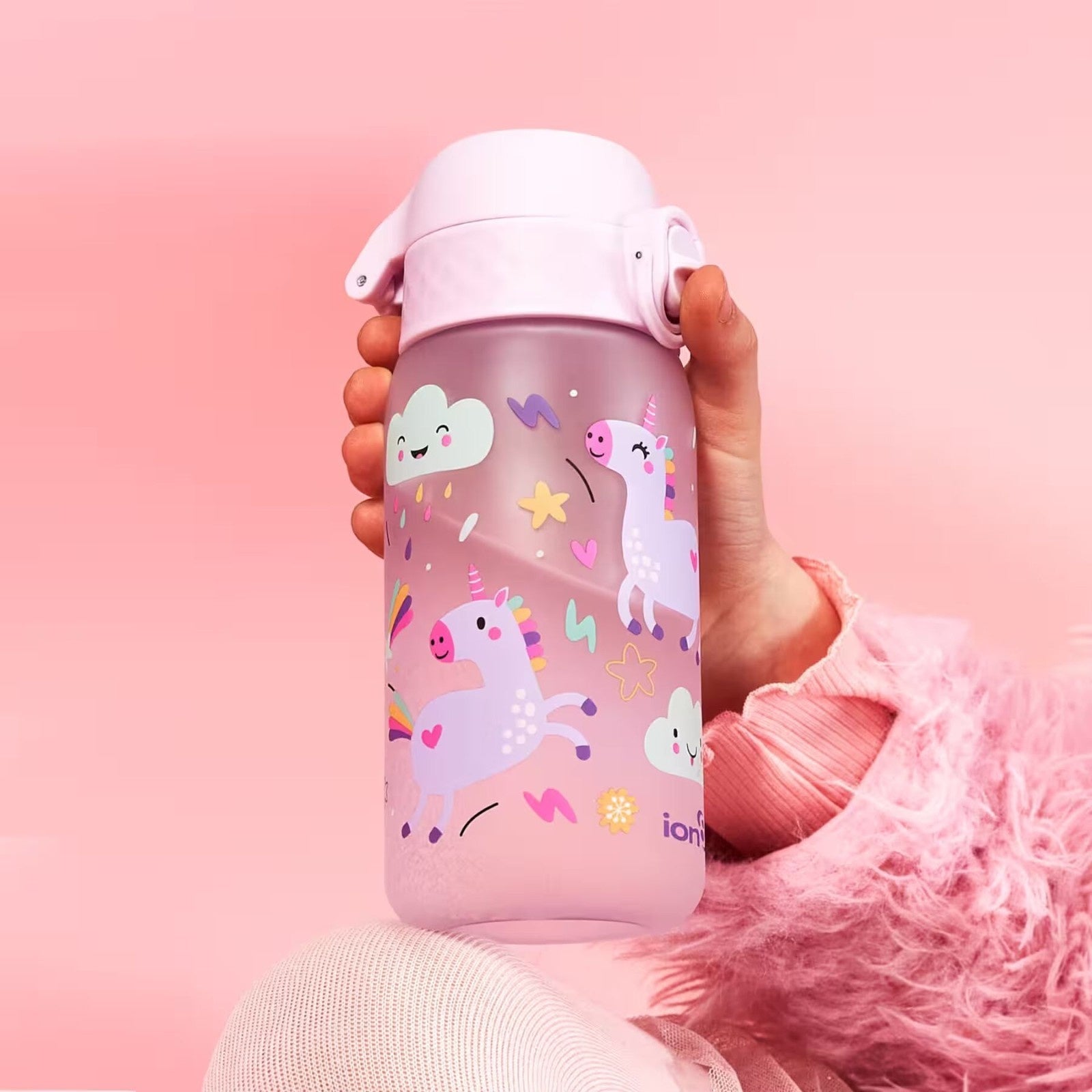 Bidon dla dziecka 350 ml Ion8 różowy z jednorożcem – szczelna butelka na wodę bez BPA do szkoły i na spacer. Kolor: różowy