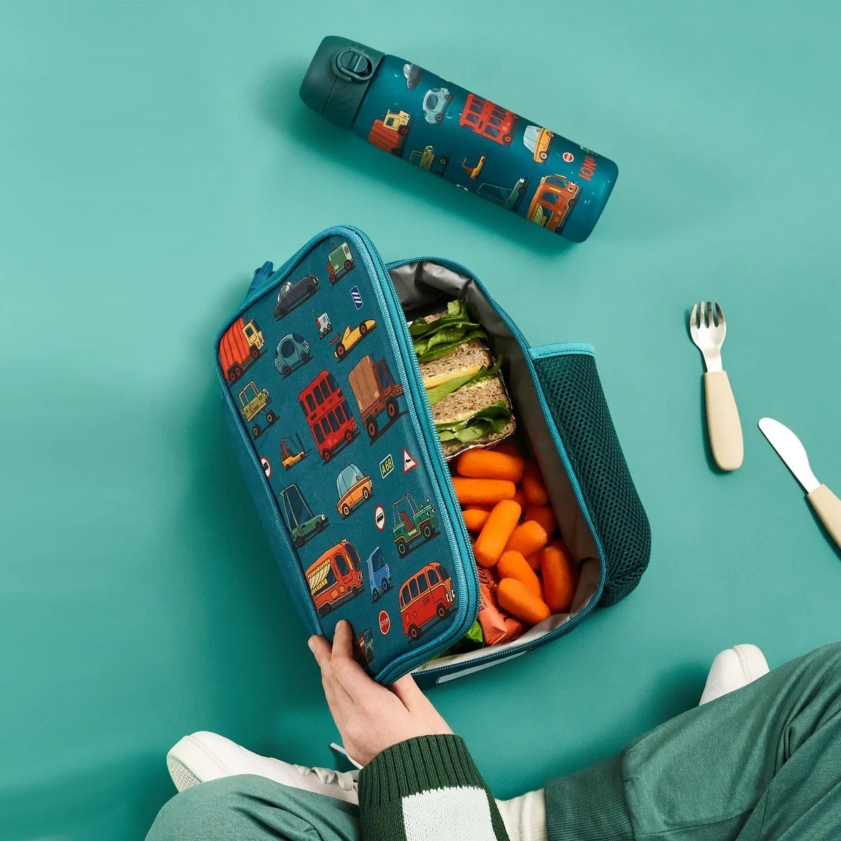 Bidon dla dzieci 500 ml Ion8 Automobile – lekki, nietoksyczny,  z ustnikiem i klapką, idealny do plecaka i samochodu