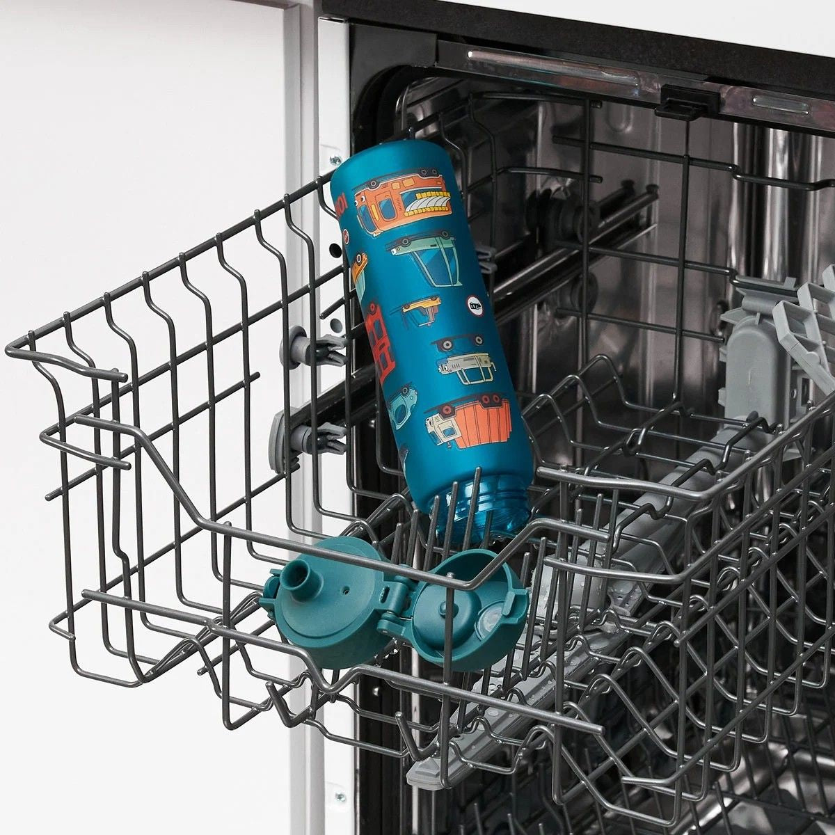 Bidon dla dzieci 500 ml Ion8 Automobile – lekki, nietoksyczny,  z ustnikiem i klapką, idealny do plecaka i samochodu