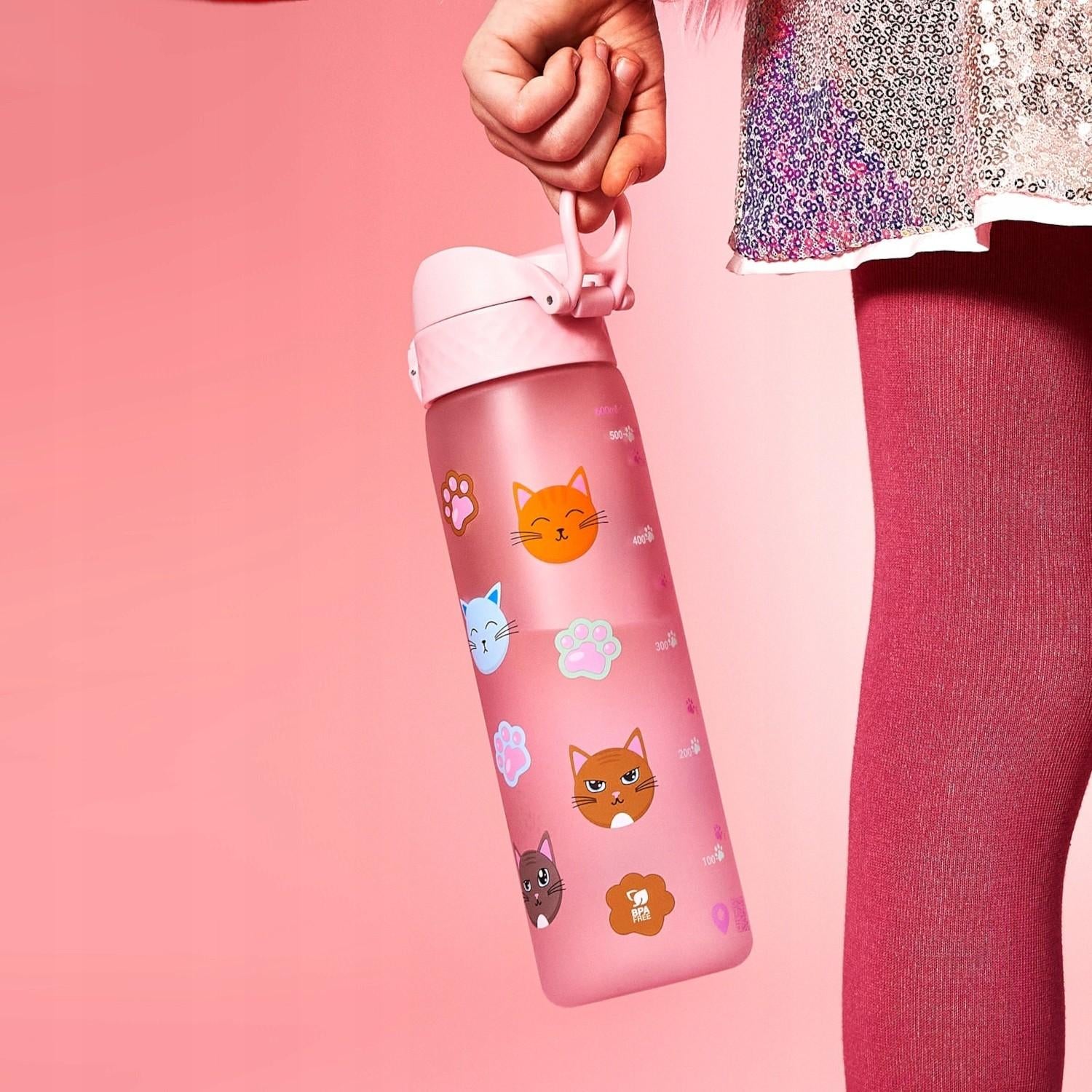 Bidon dla dzieci 500 ml Ion8 Cats – lekki, nietoksyczny,  z ustnikiem i klapką, idealny do plecaka i samochodu