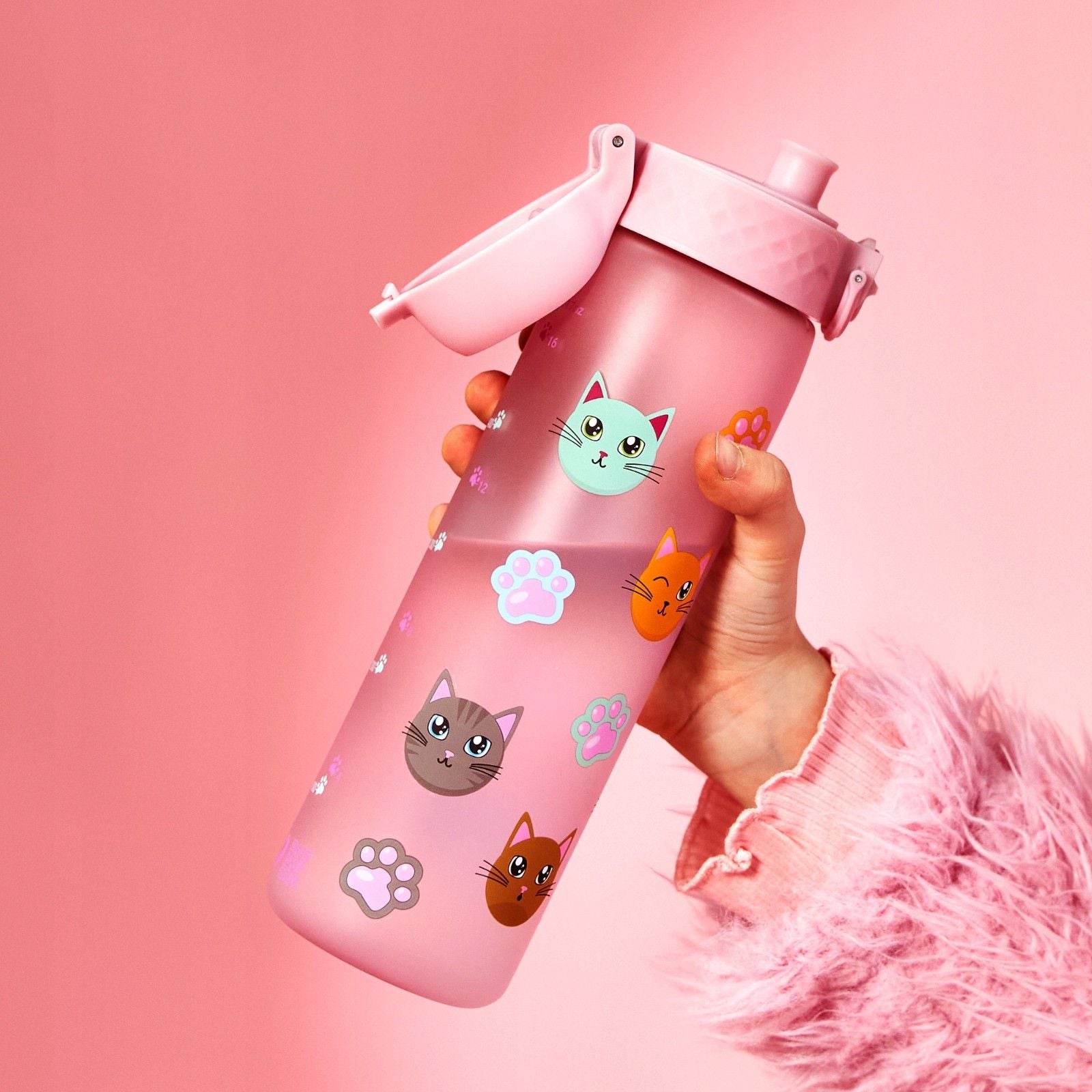 Bidon dla dzieci 500 ml Ion8 Cats – lekki, nietoksyczny,  z ustnikiem i klapką, idealny do plecaka i samochodu