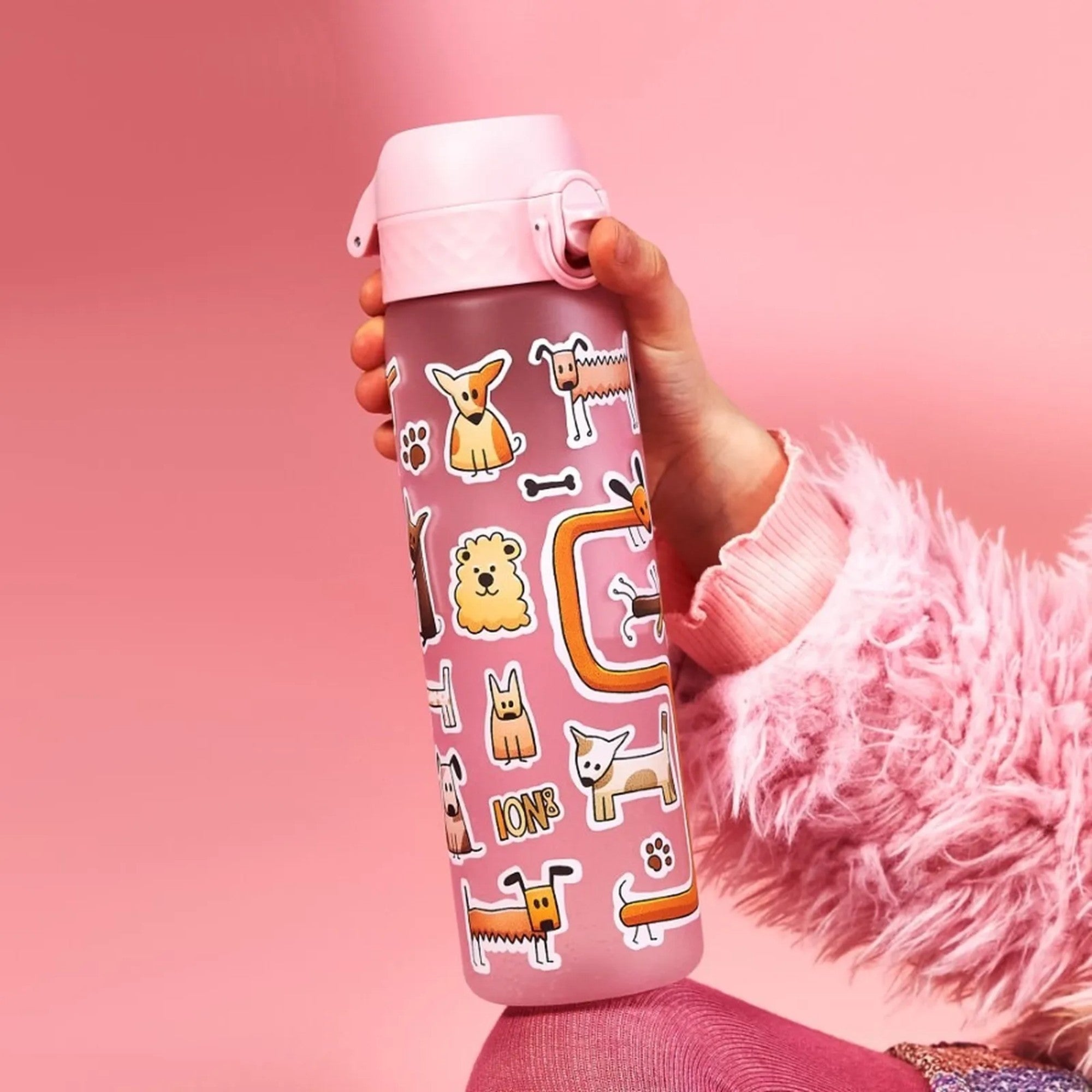 Bidon dla dzieci 500 ml Ion8 Dogs – lekki, nietoksyczny,  z ustnikiem i klapką, idealny do plecaka i samochodu