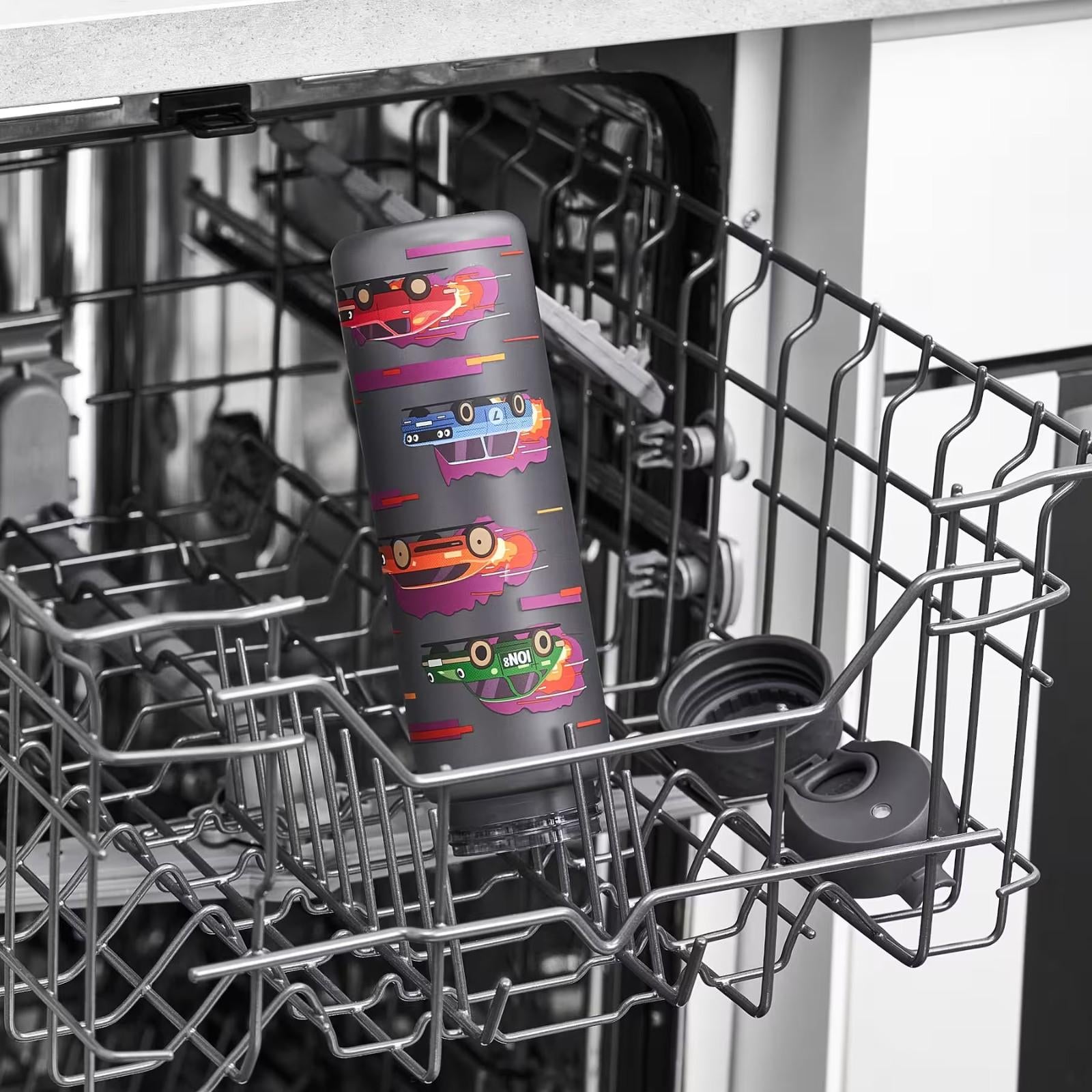 Bidon dla dzieci 500 ml Ion8 Sports Cars – lekki, nietoksyczny,  z ustnikiem i klapką, idealny do plecaka i samochodu