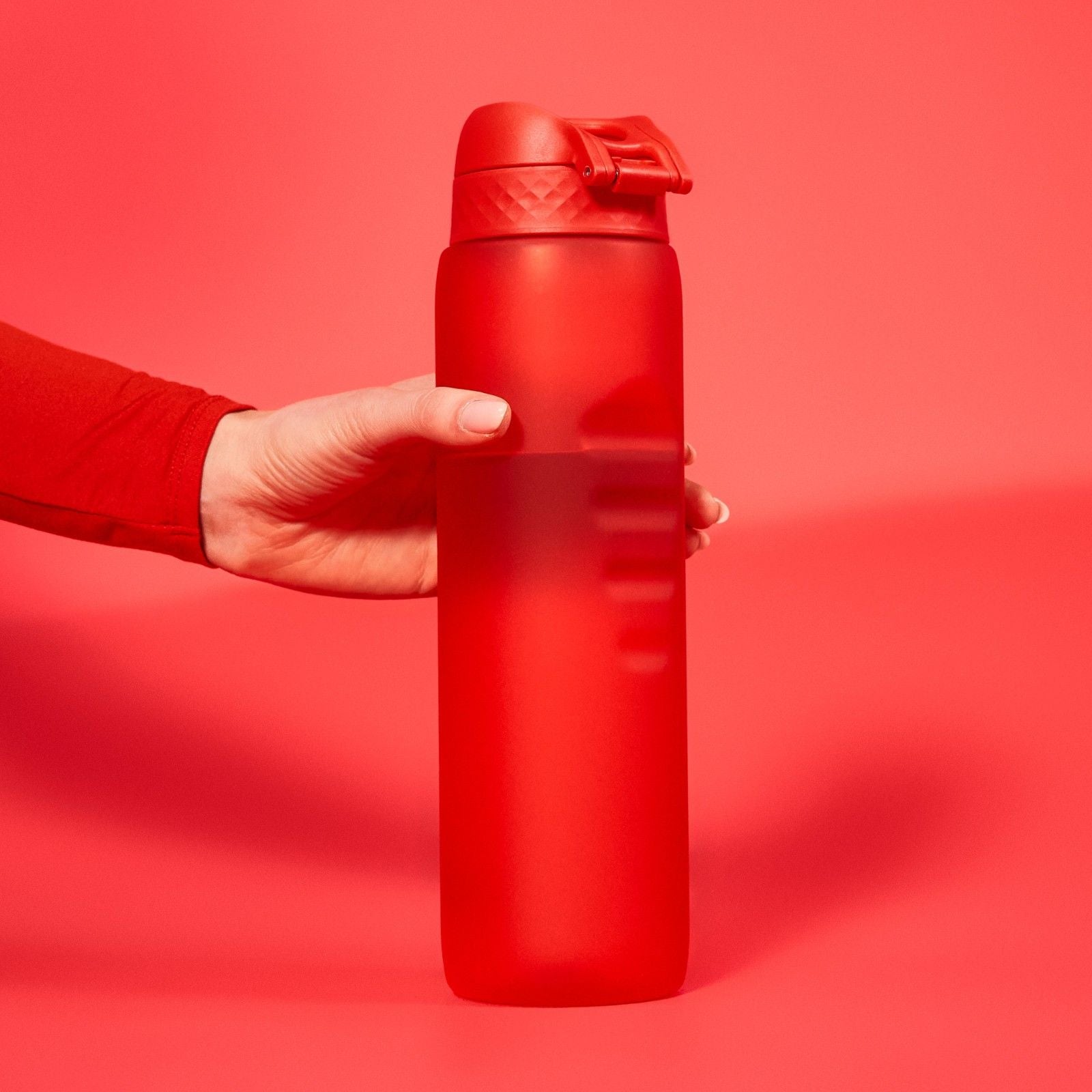 Pojemna butelka turystyczna ION8 Slim 1 l Red z odpornego Recyclonu