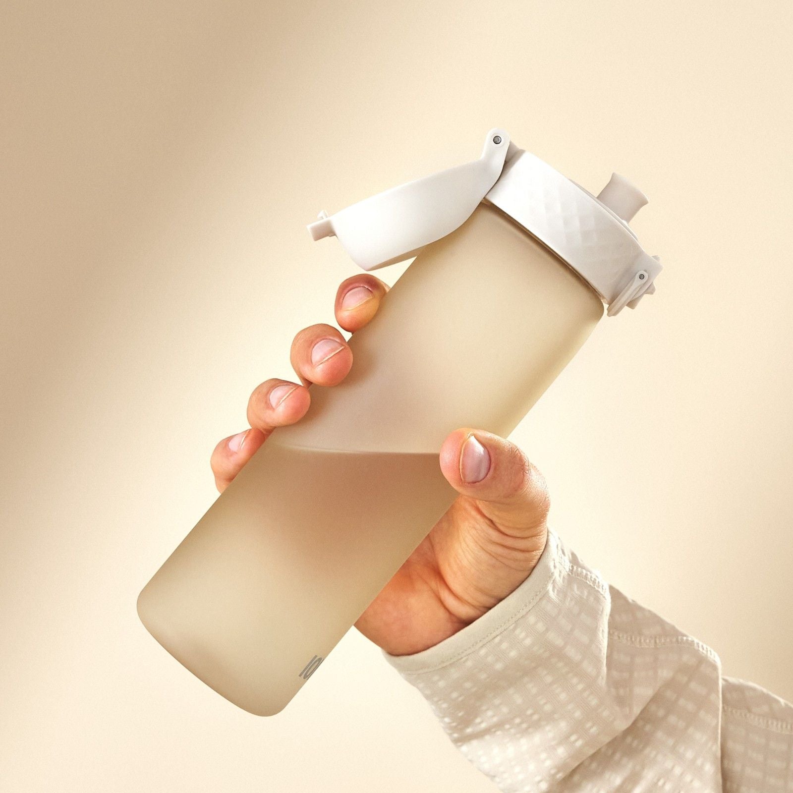 ION8 Slim Creamy White – uniwersalna butelka wielorazowa 0,5 l do uchwytów samochodowych