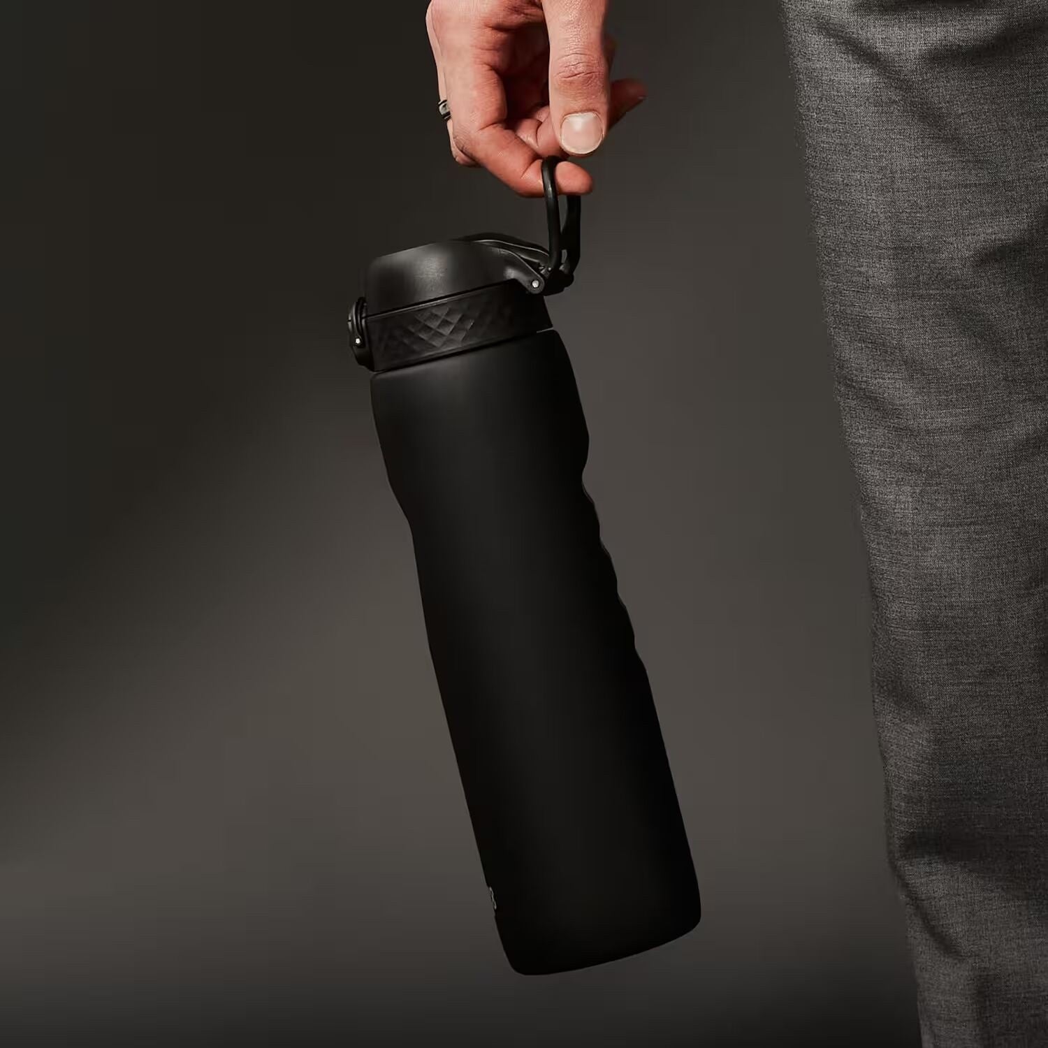 Bidon na wodę 1 l Ion8 Black – lekki, nietoksyczny, z ustnikiem i klapką, idealny do plecaka i samochodu, kolor: czarny