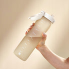 Bidon na wodę 1 l Ion8 Creamy White – lekki, nietoksyczny, z ustnikiem i klapką, idealny do plecaka i samochodu, kolor: beżowy