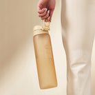 Bidon na wodę 1 l Ion8 Desert – lekki, nietoksyczny, z ustnikiem i klapką, idealny do plecaka i samochodu, kolor: beżowy