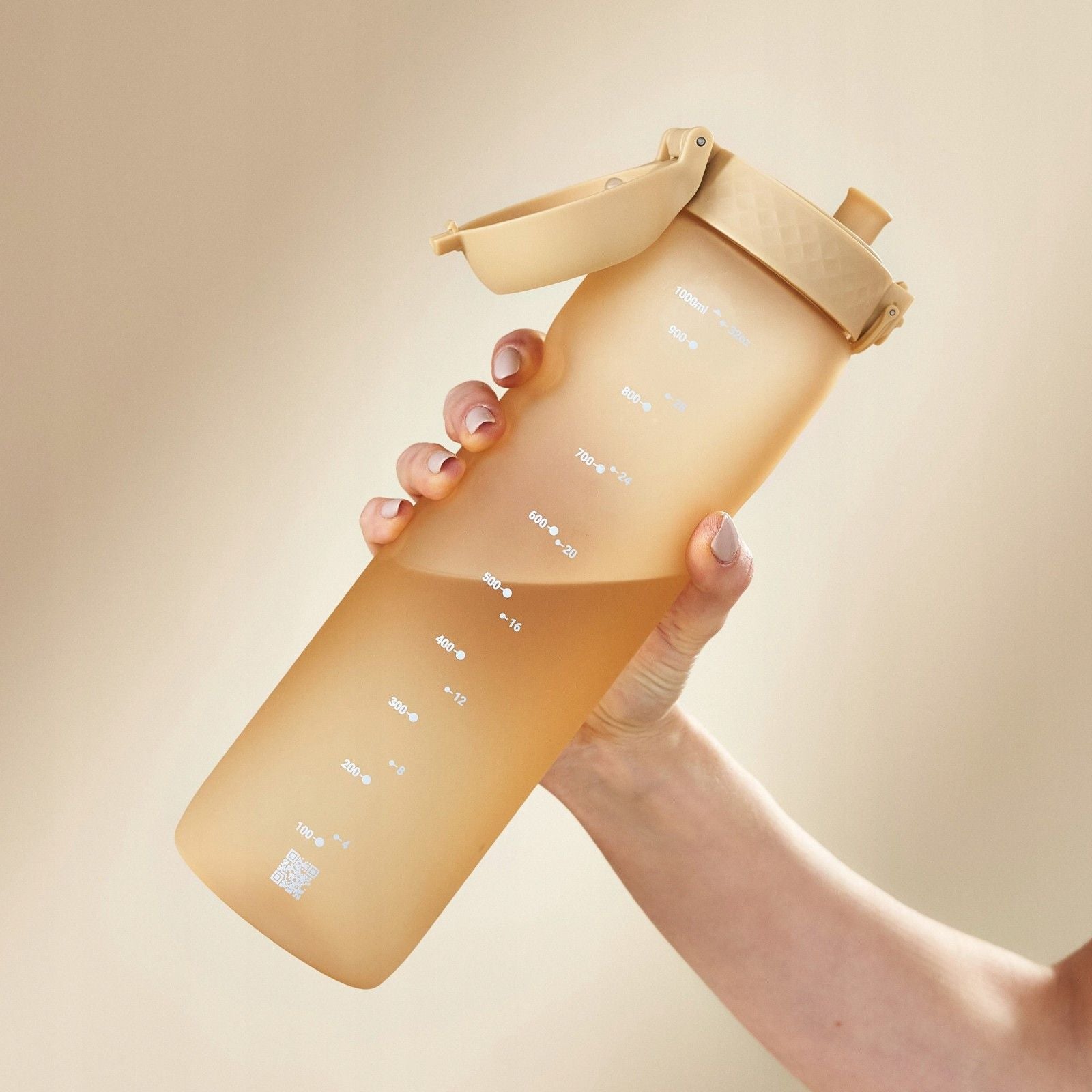 Bidon na wodę 1 l Ion8 Desert – lekki, nietoksyczny, z ustnikiem i klapką, idealny do plecaka i samochodu, kolor: beżowy