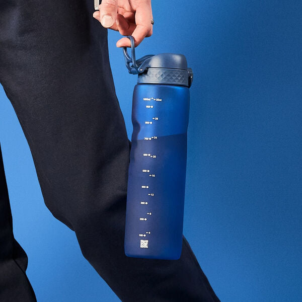 Bidon na wodę 1 l Ion8 Navy – lekki, nietoksyczny, z ustnikiem i klapką, idealny do plecaka i samochodu, kolor: granatowy