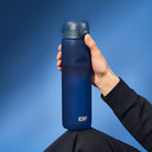 Bidon na wodę 1 l Ion8 Navy – lekki, nietoksyczny, z ustnikiem i klapką, idealny do plecaka i samochodu, kolor: granatowy
