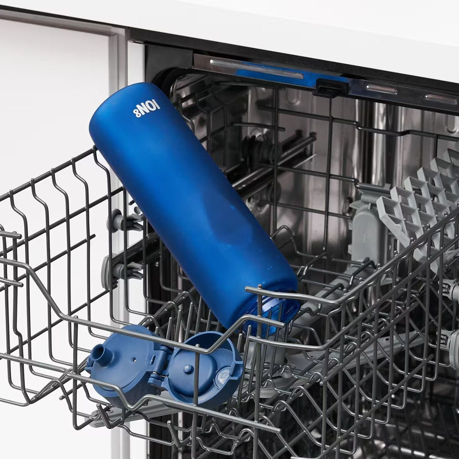 Bidon na wodę 1 l Ion8 Navy – lekki, nietoksyczny, z ustnikiem i klapką, idealny do plecaka i samochodu, kolor: granatowy