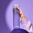 Bidon na wodę 1 l Ion8 Playful Periwinkle – lekki, nietoksyczny, z ustnikiem i klapką, idealny do plecaka i samochodu, kolor: fioletowy