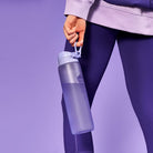 Bidon na wodę 1 l Ion8 Playful Periwinkle – lekki, nietoksyczny, z ustnikiem i klapką, idealny do plecaka i samochodu, kolor: fioletowy