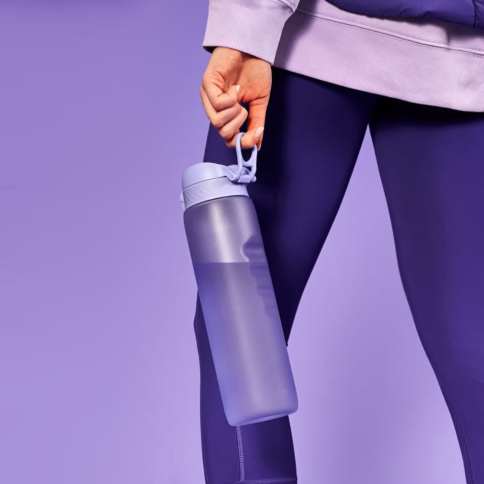 Bidon na wodę 1 l Ion8 Playful Periwinkle – lekki, nietoksyczny, z ustnikiem i klapką, idealny do plecaka i samochodu, kolor: fioletowy