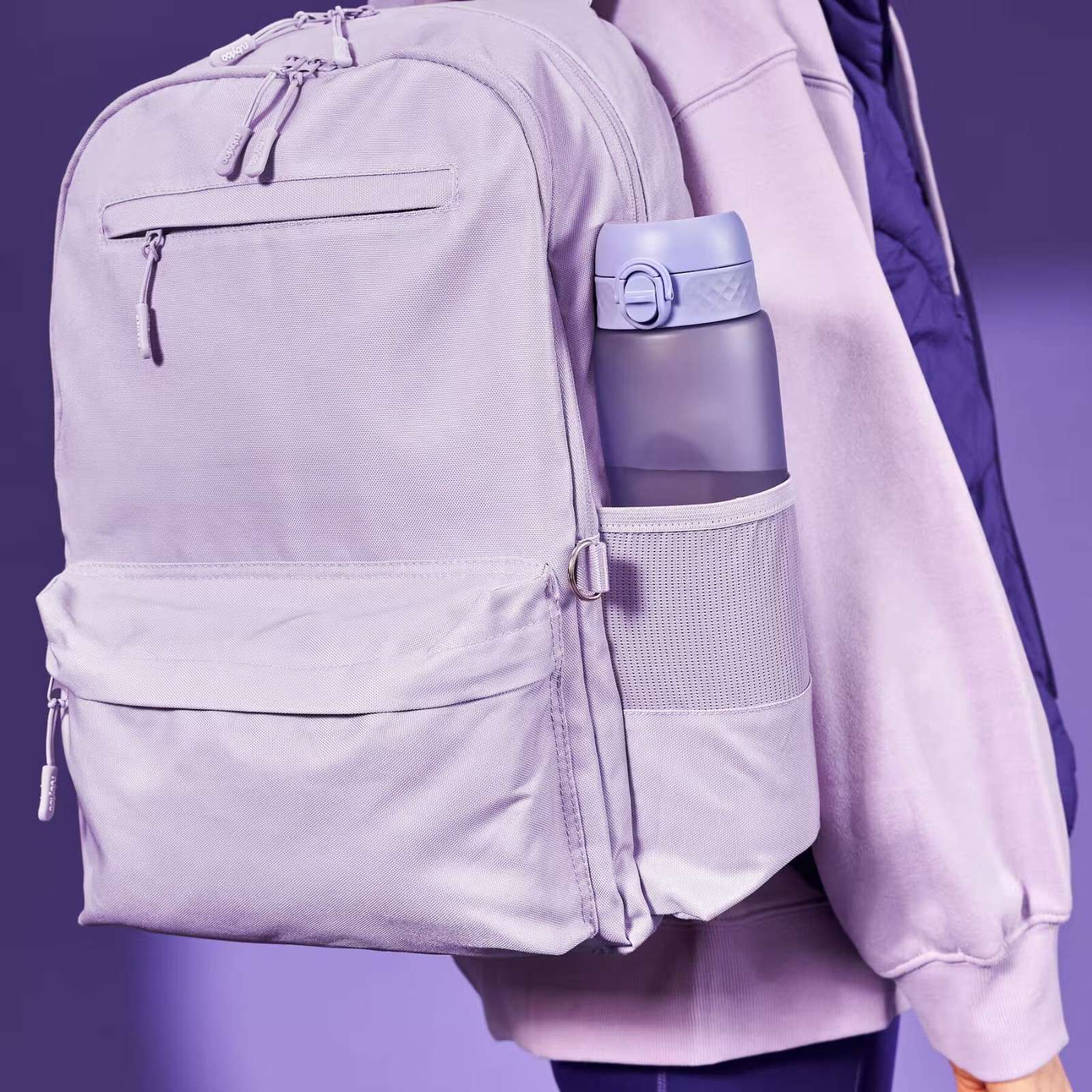 Bidon na wodę 1 l Ion8 Playful Periwinkle – lekki, nietoksyczny, z ustnikiem i klapką, idealny do plecaka i samochodu, kolor: fioletowy