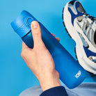 Bidon na wodę 500 ml Ion8 Blue – lekki, nietoksyczny, z ustnikiem i klapką, idealny do plecaka i samochodu, kolor: niebieski