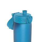 Bidon na wodę 500 ml Ion8 Blue – lekki, nietoksyczny, z ustnikiem i klapką, idealny do plecaka i samochodu, kolor: niebieski