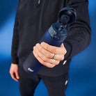 Bidon na wodę 500 ml Ion8 Navy– lekki, nietoksyczny, z ustnikiem i klapką, idealny do plecaka i samochodu, kolor: granatowy