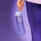 Bidon na wodę 500 ml Ion8 Playful Periwinkle – lekki, nietoksyczny,  z ustnikiem i klapką, idealny do plecaka i samochodu, kolor: fioletowy