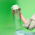 Bidon sportowy 500 ml Ion8 Surf Green – lekki, nietoksyczny,  z ustnikiem i klapką, idealny do plecaka i samochodu