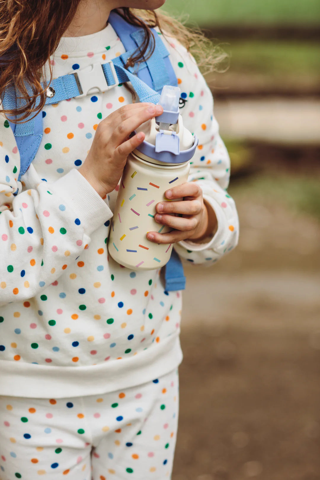 Bidon termiczny dla dzieci The Cotton Cloud – utrzymuje ciepło i zimno, z silikonową słomką i uchwytem, wzór: konfetti