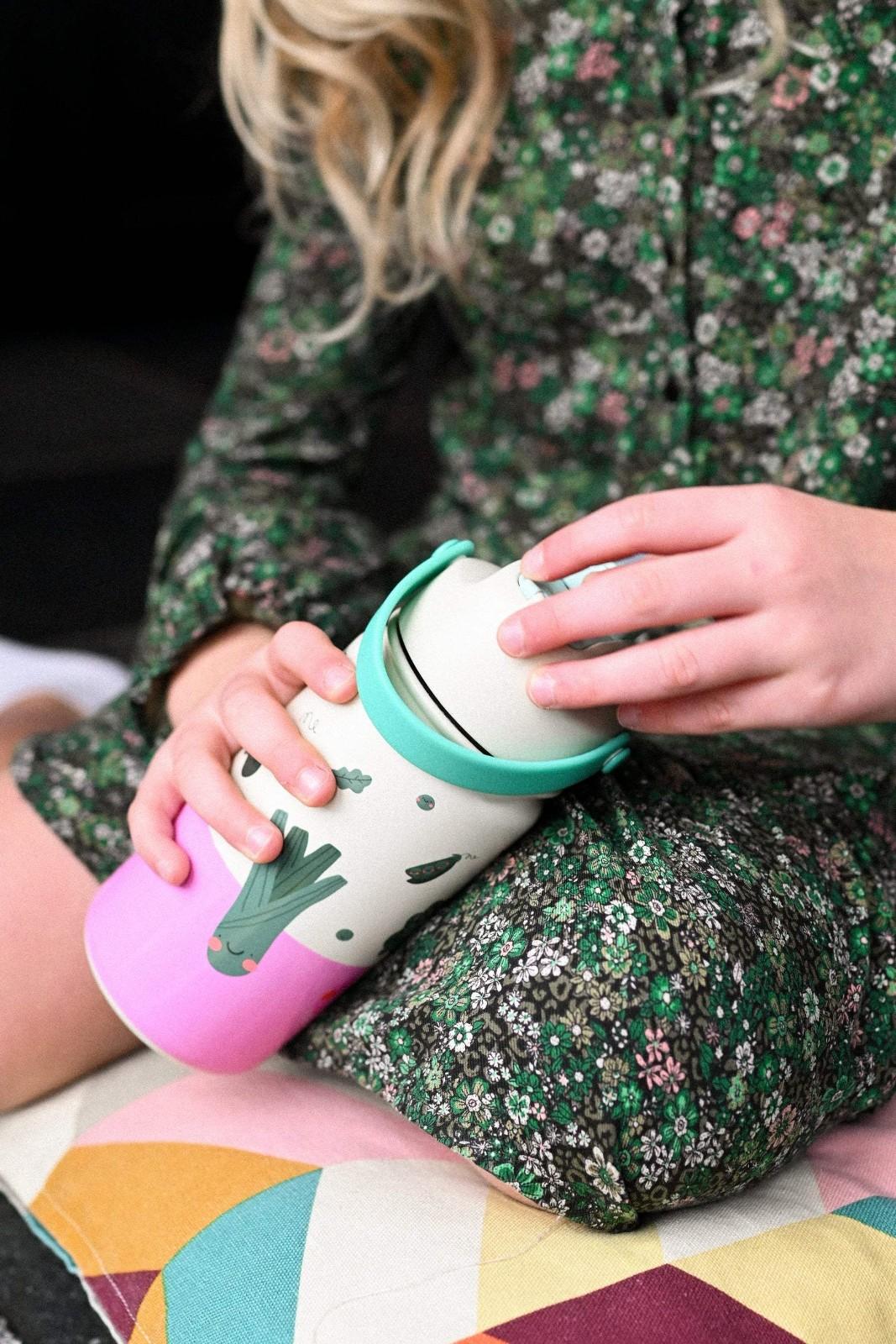 Bidon termiczny dla dzieci The Cotton Cloud – utrzymuje ciepło i zimno, z silikonową słomką i uchwytem, wzór: warzywa