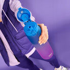 Bidon z miarką motywacyjną Ion8 Motivator 1L Blue/PInk Gradient– z miarką, otwierany jednym kliknięciem, szczelny i bez BPA.
