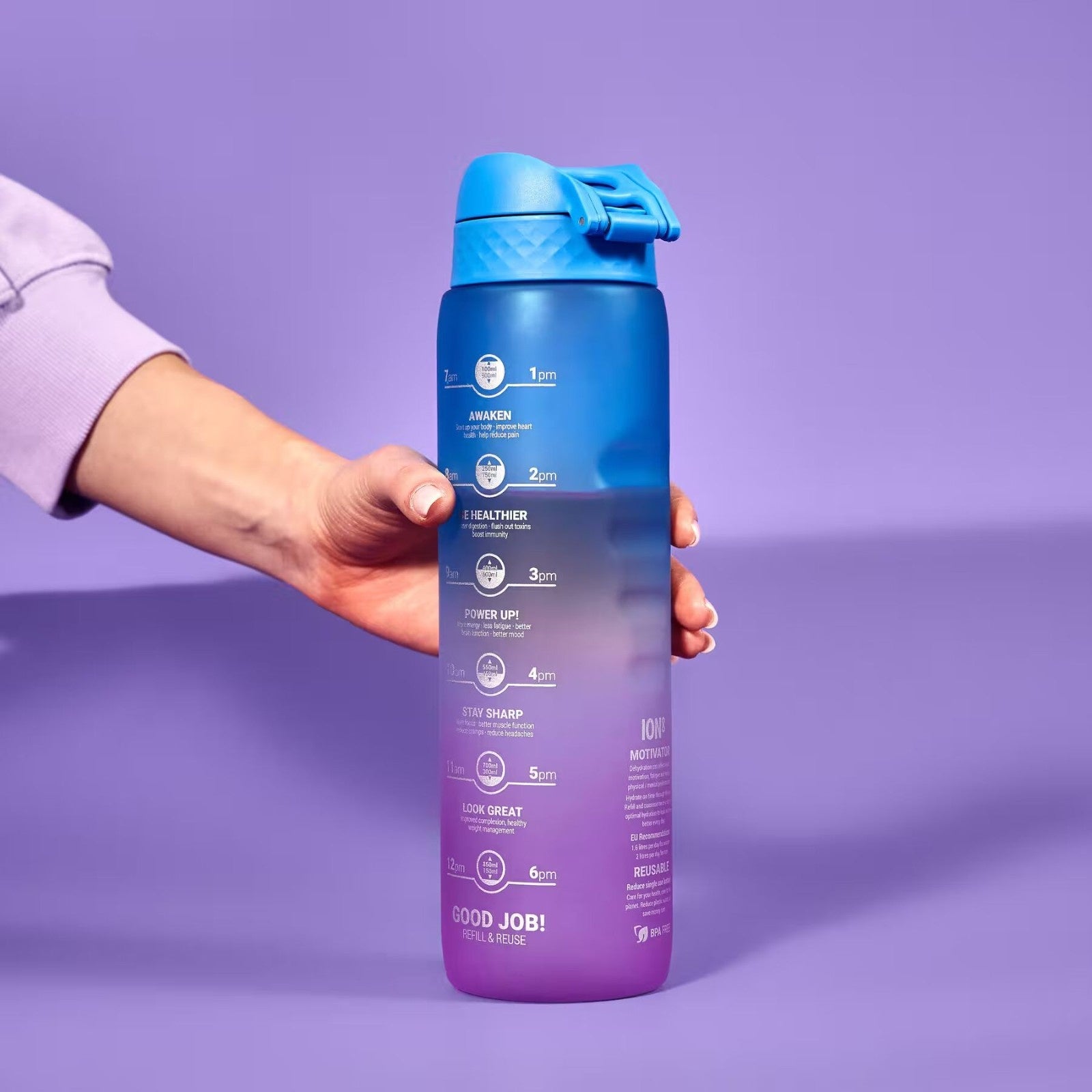 Bidon z miarką motywacyjną Ion8 Motivator 1L Blue/PInk Gradient– z miarką, otwierany jednym kliknięciem, szczelny i bez BPA.