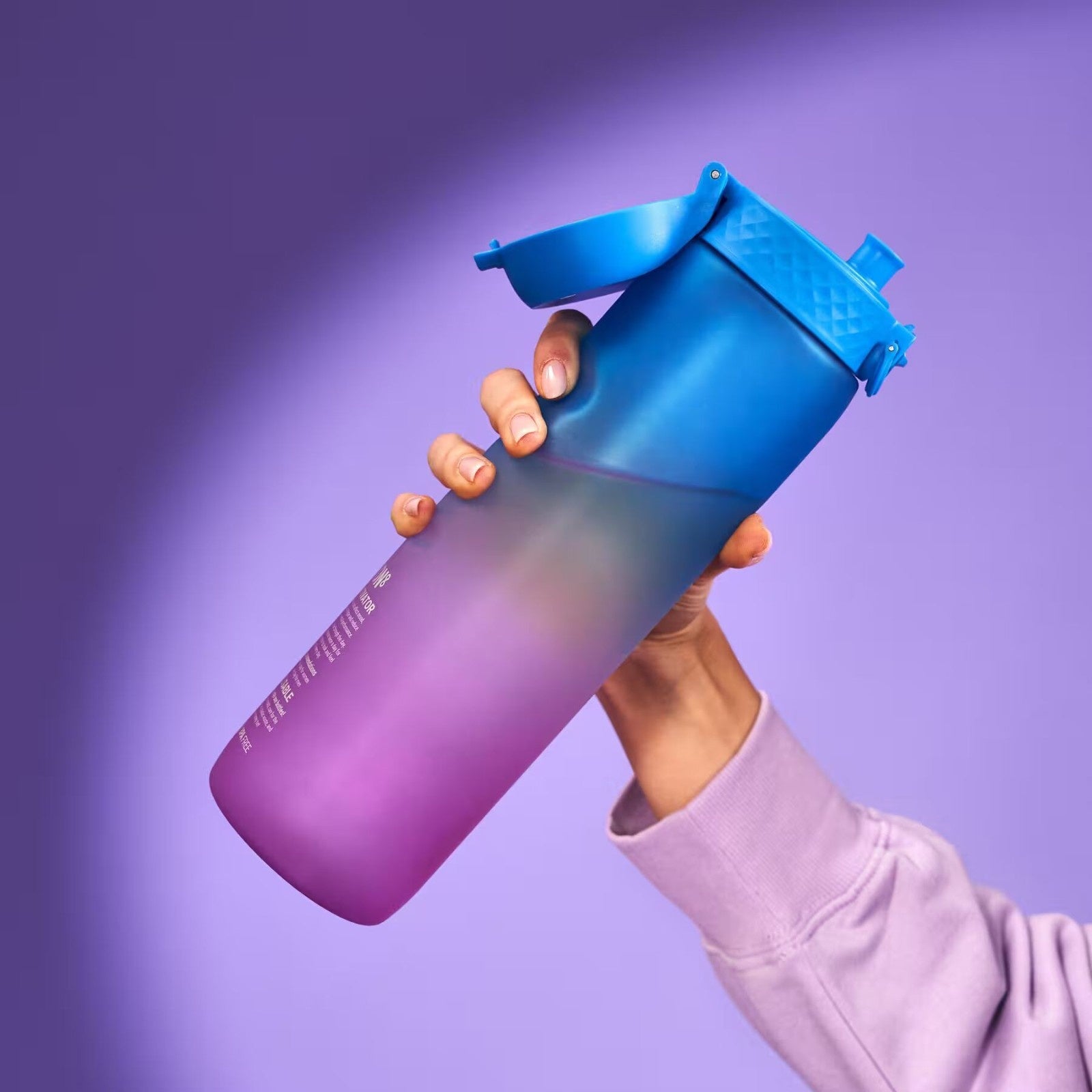 Bidon z miarką motywacyjną Ion8 Motivator 1L Blue/PInk Gradient– z miarką, otwierany jednym kliknięciem, szczelny i bez BPA.